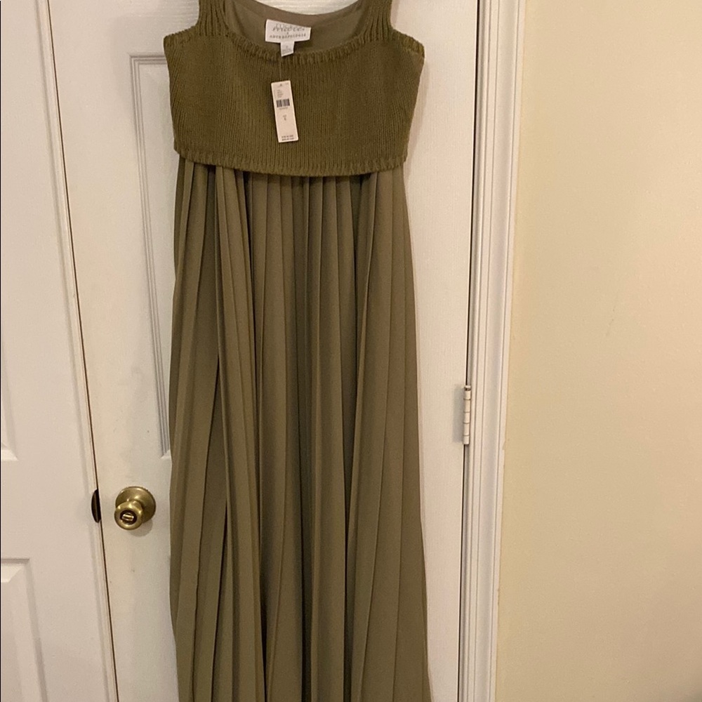 Olive Green Pleated Sundress with Halter Neckline for Casual Occasions